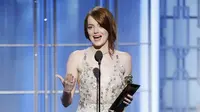 Emma Stone dalam Golden Globe 2017 (Variety/Paul Drinkwater/NBC)