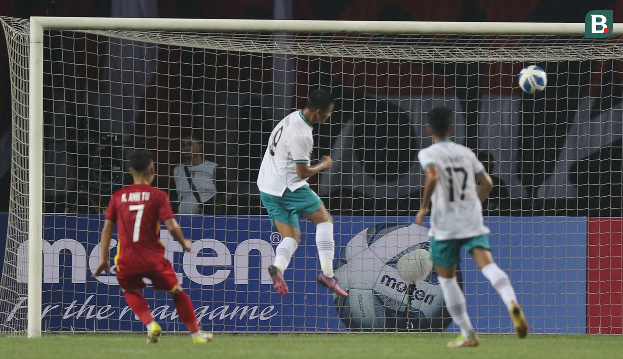 <p>Pemain Timnas Indonesia U-19, Hokky Caraka Bintang Briliant (tengah) berusaha mencetak gol&nbsp;saat laga Grup A Piala AFF U-19 2022 antara Timnas Indonesia U-19 melawan Timnas Vietnam U-19 di Stadion Patriot Candrabhaga, Bekasi, Jawa Barat, Sabtu (02/07/2022). (Bola.com/Ikhwan Yanuar)</p>