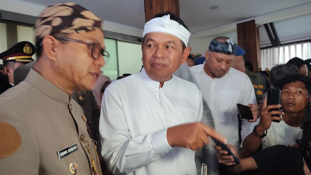 KDM Soroti Kerja Para Penyapu Jalanan di Kota Bandung yang Belum Optimal