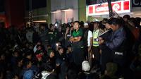 Presiden Persebaya, Azrul Ananda, datang menemui Bonek yang berdemo di kantor Persebaya, Sutos, setelah kekalahan Bajul Ijo dari Arema FC, Kamis (15/8/2019). (Bola.com/Aditya Wany)