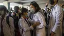 Mahasiswa kedokteran berduka ketika yang lain memberi hormat tiga jari selama pemakaman Khant Ngar Hein di Yangon, Myanmar, Selasa (16/3/2021). Khant Ngar Hein, mahasiswa kedokteran berusia 18 tahun ditembak di dadanya di Tamwe, Yangon oleh pasukan keamanan selama protes anti-militer. (AP Photo)