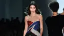 Supermodel Kendall Jenner berjalan di atas catwalk membawakan busana rancangan Alexandre Vauthier di Paris Fashion Week, Prancis  (24/1). (AP Photo/Zacharie Scheurer)