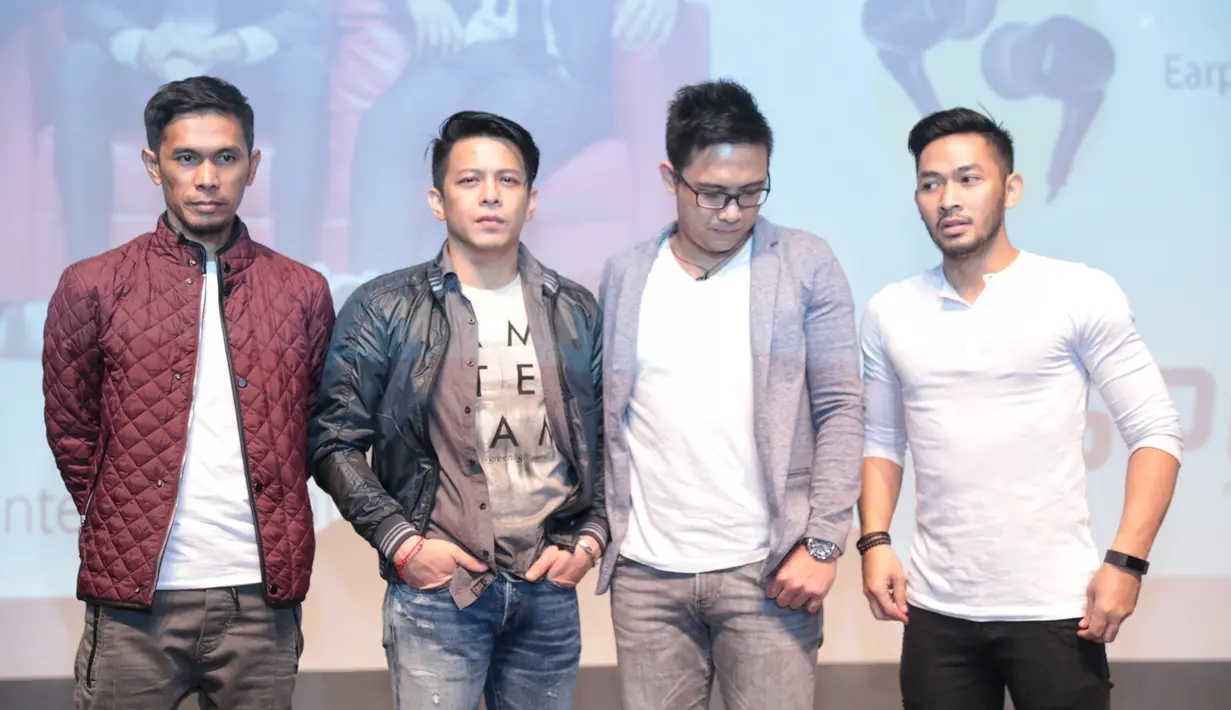 NOAH meluncurkan single di ICE Lotte Shooping Avenue, Kuningan, Jakarta Selatan, Senin (24/10/2016). Ada yang berbeda dengan perilisan single terbarunya. NOAH merilis single melalui smartphone. (Adrian Putra/Bintang.com)