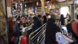Warga berbelanja menjelang bulan suci Ramadan di pasar kota tua Sanaa, Yaman, Sabtu (18/4/2020). Umat muslim di Timur Tengah bersiap untuk bulan Ramadan yang suram akibat pandemi virus corona COVID-19. (Mohammed HUWAIS/AFP)