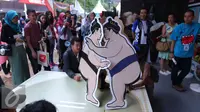 Pengunjung melihat penampilan seni budaya khas Jepang saat Jak-Japan Matsuri di Jakarta, Sabtu (3/9). Jak-Japan Matsuri menampilkan seni musik tradisional koto, tari kenbutsu performance, serta pameran wisata khas Jepang. (Liputan6.com/Angga Yuniar)