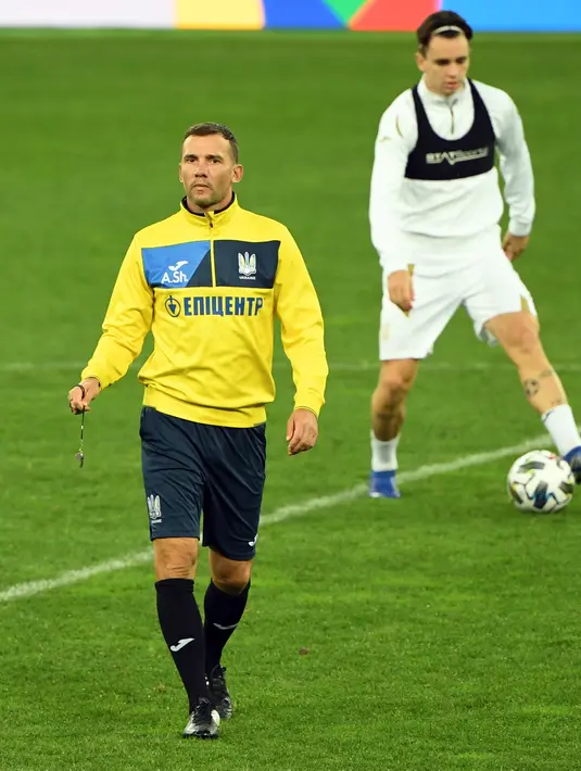Pelatih Ukraina, Andrii Shevchenko memimpin sesi latihan timnya di stadion Olympiyskiy di Kiev (12/10/2020). Ukraina akan bertanding melawan Spanyol dalam lanjutan UEFA Nations League Divisi A Grup 4 (A4) di Stadion NSK Olimpiyskiy. (AFP/Sergei Supinsky)