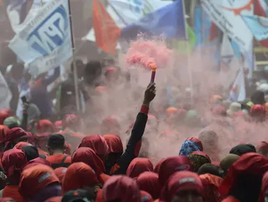 Pengunjuk rasa dari berbagai elemen buruh berunjuk rasa di kawasan Patung Kuda, Jakarta, Rabu (8/12/2021). Dalam aksinya tersebut mereka meminta pemerintah dan DPR mencabut Undang-undang Nomor 11 Tahun 2020 tentang Cipta Kerja. (merdeka.com/Imam Buhori)
