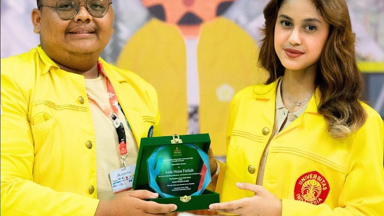 Tetap Tenang Meski Dituding Masuk UI Pakai Uang, Ini 7 Potret Asila Maisa Jadi Pembicara di Bedah Kampus - Cantik Kenakan Jas Kuning Kebanggaan