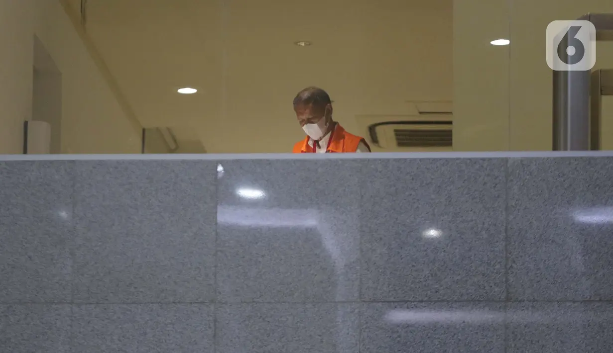 Mantan Dirut PT Pelindo II (Persero) Richard Joost Lino usai menjalani pemeriksaan di Gedung KPK, Jakarta, Senin (26/4/2021). RJ Lino diperiksa sebagai tersangka dugaan korupsi pengadaan tiga unit Quay Container Crane (QCC) di PT Pelindo II tahun 2010. (Liputan6.com/Helmi Fithriansyah)