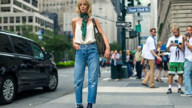 [Bintang] Jangan Buang Jeans Mama, Ini 5 Tips Mix and Match Biar Kekinian