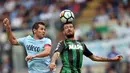 Duel pemain Lazio, Senad Lulic (kiri)  dengan pemain Sassuolo, Francesco Acerbi pada lanjutan Serie A di Olympic Stadium, Roma, (1/10/2017). Lazio menang telak 6-1. (AFP/Filippo Monteforte)