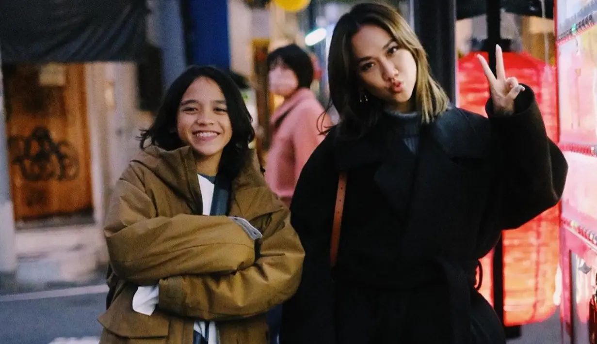 Begini momen ketika wanita yang akrab disapa BCL dan Noah jalan-jalan di pusat kota Tokyo. Tampak keduanya tampil kompak dalam balutan coat winter. Ibu dan anak ini terlihat bak kakak adik.(Liputan6.com/IG/@bclsinclair)