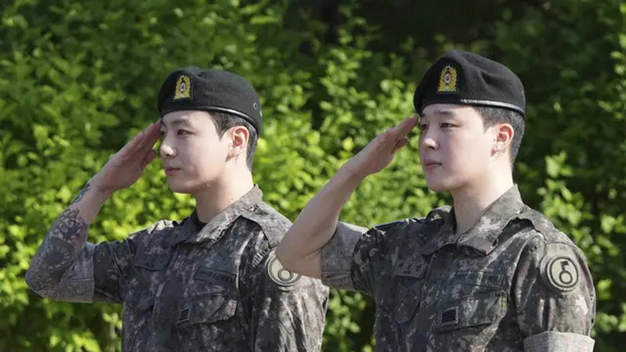 6 Potret Kemeriahan Lulusnya Jungkook - Jimin BTS dari Wamil, ARMY Beri Sambutan Hangat