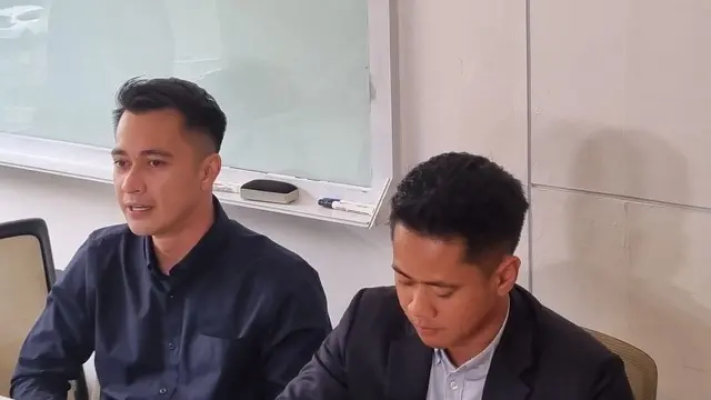 Eza Gionino dan pengacaranya. (M Altaf Jauhar/ Liputan6.com)