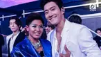 Aksi panggung Dira Sugandi yang mengagumkan ini ternyata tidak hanya menarik perhatian penonton, tapi juga sesama pengisi acara, yakni Donghae Super Junior.