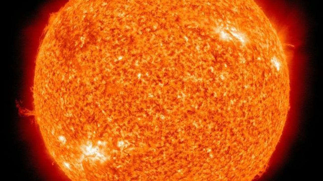 Meskipun terlihat seperti bola, bentuk asli Matahari tidak sepenuhnya berbentuk seperti itu. Matahari bukanlah sebuah objek padat karena ia terbuat dari plasma.