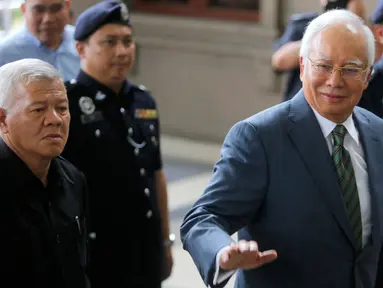 Mantan Perdana Menteri Malaysia, Najib Razak tiba di Pengadilan Tinggi Malaya, Kuala Lumpur, Rabu (8/8). Najib Razak akan dihadapkan dengan dakwaan baru di bawah undang-undang anti pencucian uang untuk kasus megakorupsi 1MDB. (AP/Yam G-Jun)
