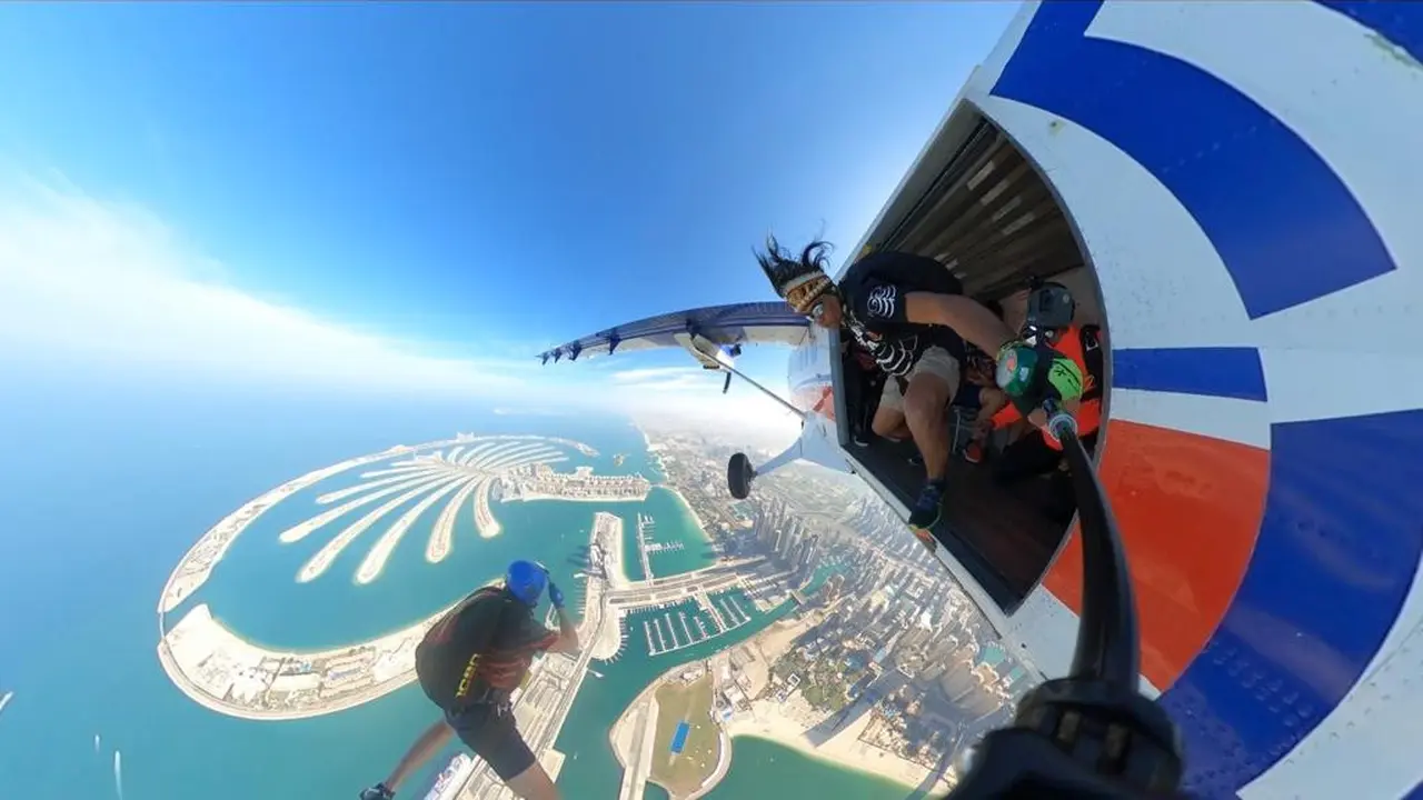 Aksi penerjun payung asal Indonesia di ajang 6th Dubai International Parachutting Championship