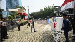 Mahasiswa yang tergabung dalam Jamak melakukan aksi unjuk rasa di KPK Jakarta, Rabu (3/10). Dalam aksinya Mereka menunut KPK segera memeriksa petinggi JICT-Koja dalam kerugian negara. (Liputan6.com/Angga Yuniar)