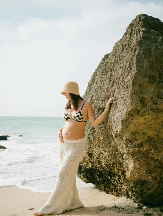 Dibantu fotografer @melightography, Pamela Bowie tampil mengenakan beachwear sederhana namun terlihat aesthetic. [@pammybowie]