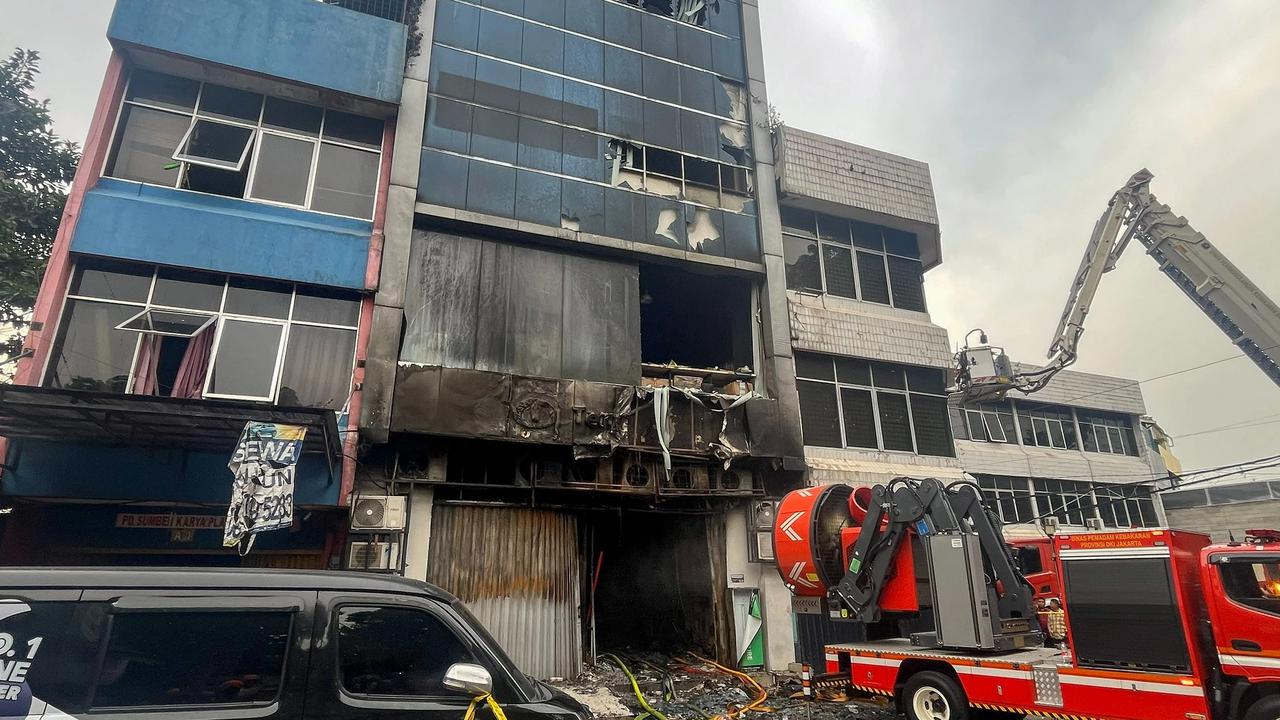 FOTO: Kebakaran di Kantor Terra Drone Padam, Petugas Lanjutkan Proses Pendinginan