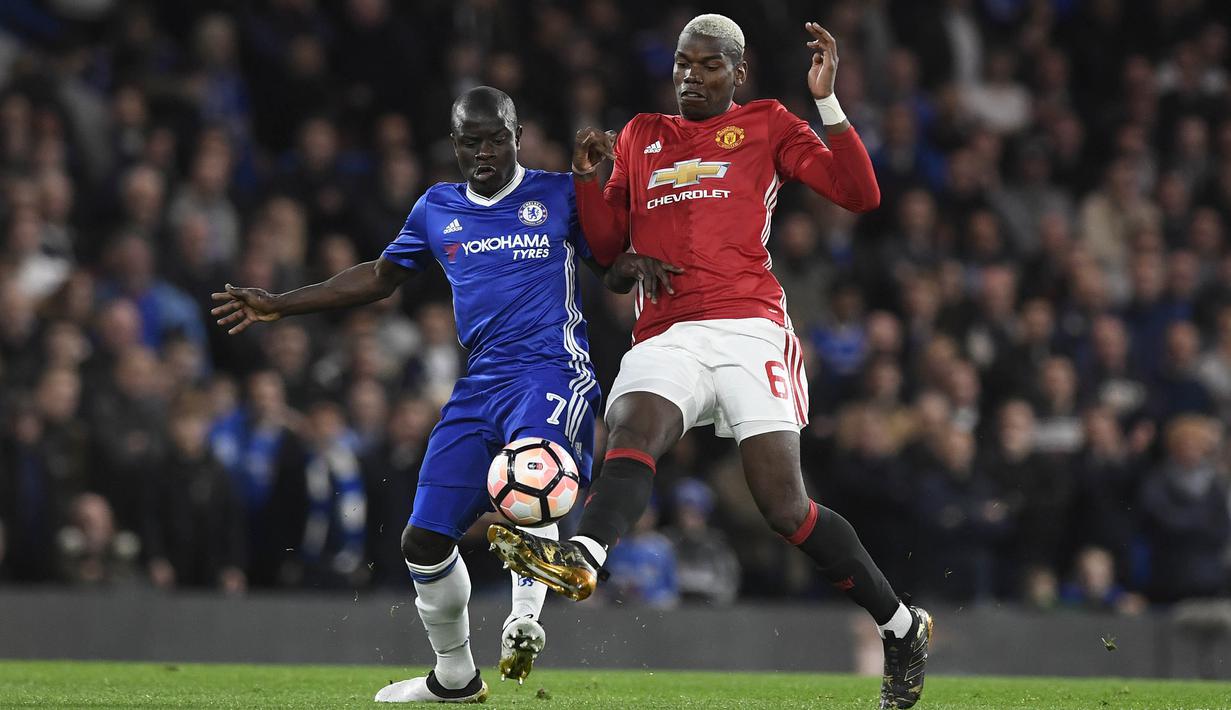 Gelandang Chelsea, N'Golo Kante, berebut bola dengan gelandang Manchester United, Paul Pogba. Bermain di kandang The Blues lebih menguasai jalannya laga, penguasaan bola mereka mencapai 73 persen. (EPA/Will Oliver)