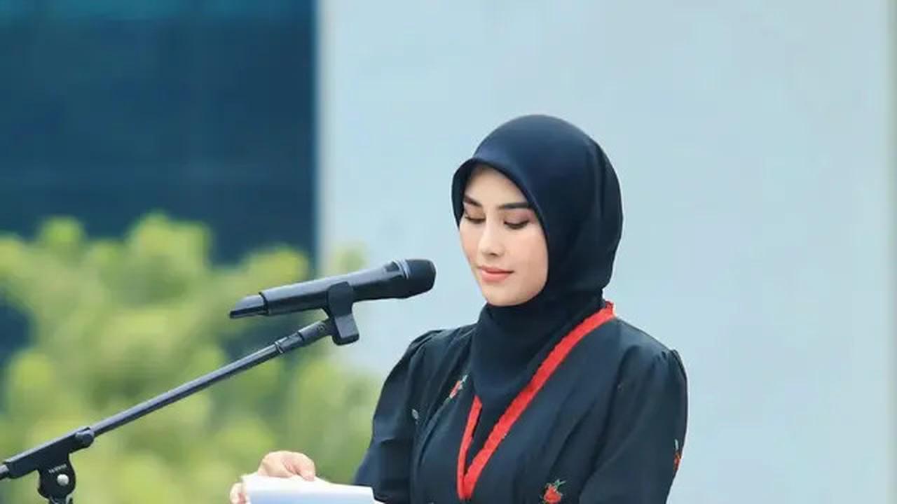 7 Outfit Ibu Pejabat Berhijab ala Syahnaz Sadiqah di 2025, Berwibawa dan Elegan