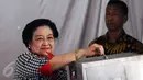 Presiden ke-5 RI yang juga Ketua Umum PDIP, Megawati Soekarnoputri memasukkan surat suara ke dalam kotak saat proses pencoblosan Pilkada DKI 2017 di TPS 027 Kebagusan, Jakarta Selatan, Rabu (15/2). (Liputan6.com/Helmi Fithriansyah)