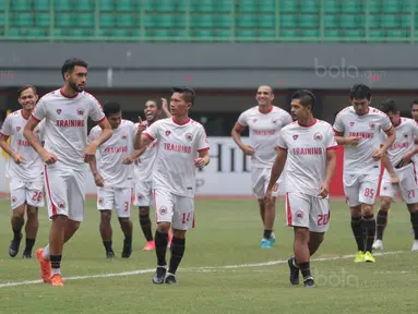 Para pemain Persija Jakarta melakukan pemanasan saat sesi latihan di Stadion Patriot Bekasi, Sabtu (11/11/2017). Latihan tersebut jelang melawan Bhayangkara FC. (Bola.com/Nicklas Hanoatubun)