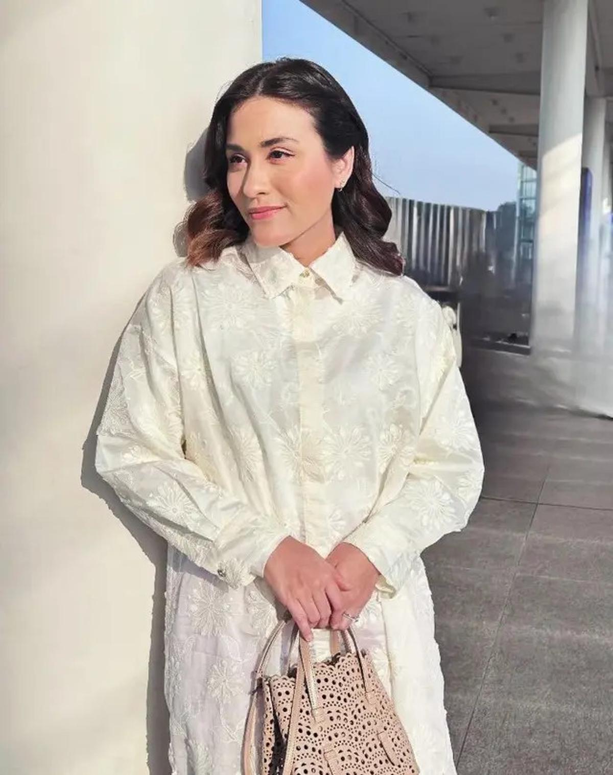 Potret Samanta Elsener Adik Darius Sinathrya dengan Busana Putih, Curi Perhatian