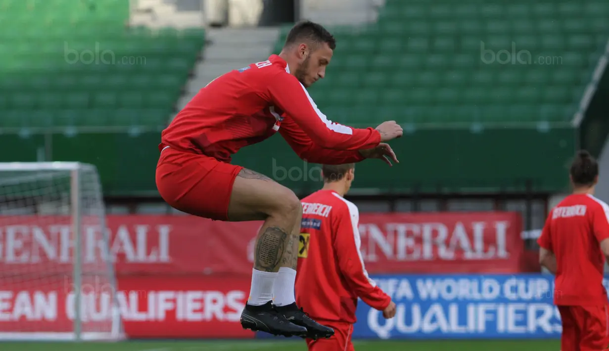 Striker Austria, Marko Arnautovic, melompat saat latihan di Stadion Ernst Happel, Wina, Kamis (5/10/2017). Austria akan menghadapi Serbia pada laga kualifikasi Piala Dunia 2018. (Bola.com/Reza Khomaini)