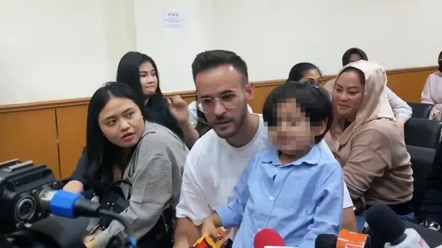 Fitri Salhuteru Ajak Anak Nikita Mirzani ke PN Serang