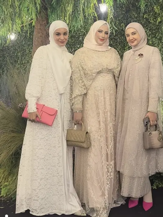 Shireen memadukan dress putih dengan membawa clutch pink. Sementara itu, Zaskia Sungkar membawa tas Dior dipadukan baju bernuansa earth tone. [@tasyiiathasyia]