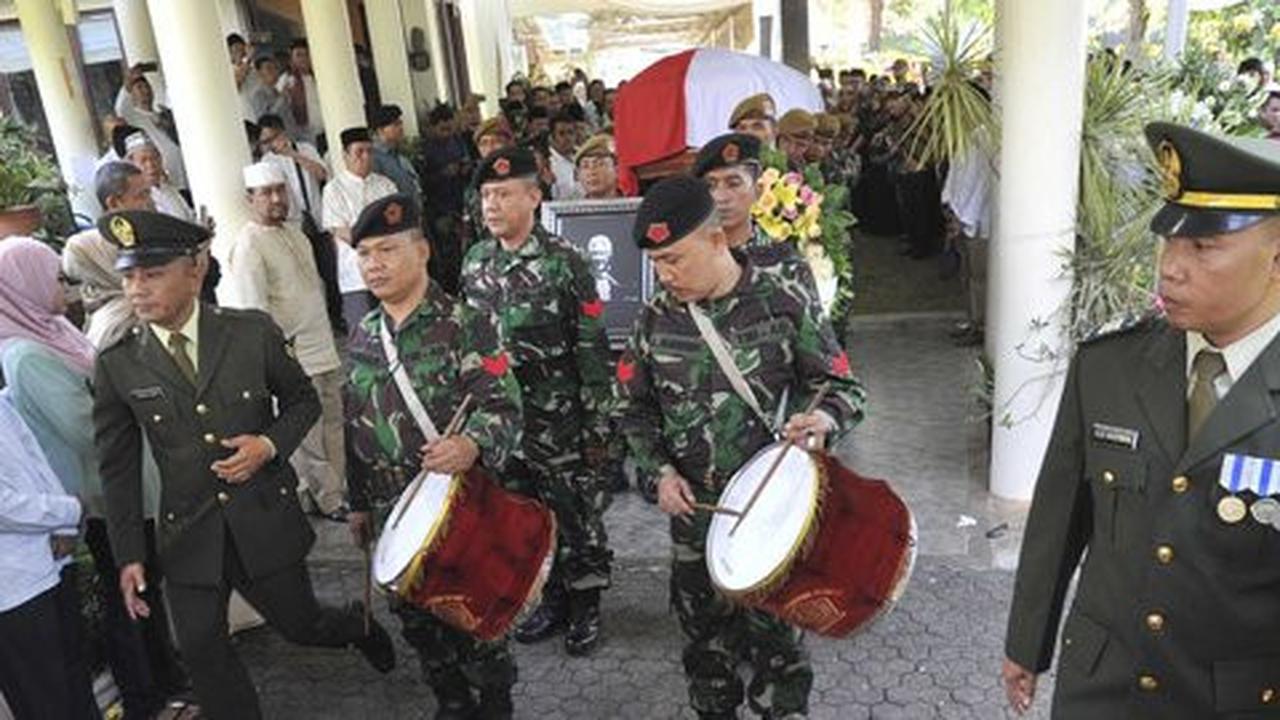 Adnan Buyung dimakamkan secara militer