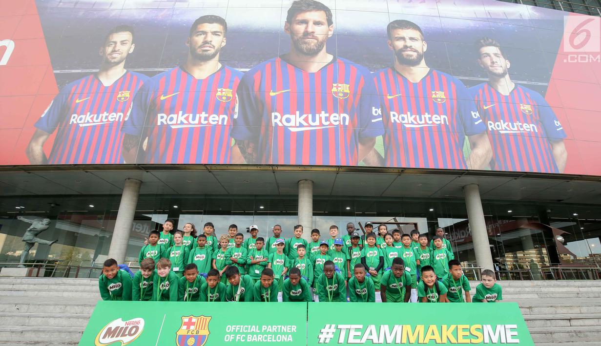 Delapan pemain terbaik MILO Football Championship 2018 yang mendapatkan kesempatan berlatih berpose bersama puluhan anak lainnya dari seluruh dunia di Barça Academy Barcelona, Spanyol. (Liputan6.com/Rizky)
