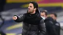 Pelatih Arsenal, Mikel Arteta tampak tidak puas dengan penampilan pemainnya dalam laga yang hasilnya belum mampu mengangkat timnya dari posisi papan tengah. Instruksi pun terus diarahkan kepada para pemain sepanjang pertandingan. (AFP/Michael Regan/Pool)