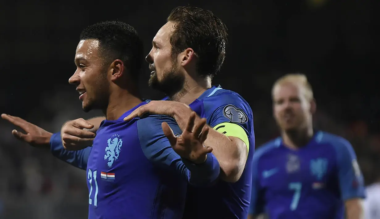 Bersama rekan setimnya di Manchester United, Daley Blind, Memphis Depay merayakan gol yang dicetaknya ke gawang Luxembourg. (AFP/John Thys)
