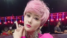 Inul dikenal dengan penampilanya yang selalu percaya diri di depan panggung.Rambut cepak dengan warna yang senada dengan baju serta riasannya, Inul nampak memesona di hadapan banyak orang. (Liputan6.com/IG/@inul.d)