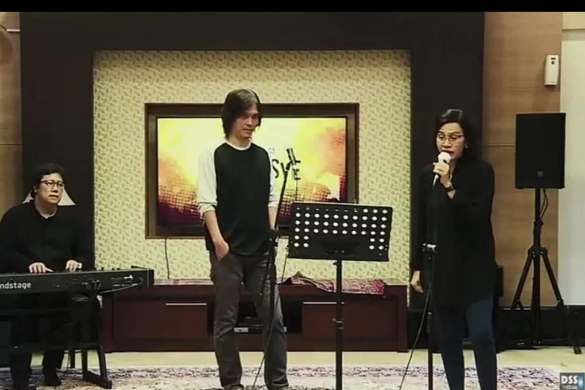 Menteri Keuangan Sri Mulyani bernyanyi bersama Once Mekel dalam konser  Konser 7 Ruang Chrisye untuk Kemanusiaan