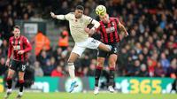Penyerang Manchester United, Marcus Rashford (kiri), berduel dengan bek Bournemouth, Steve Cook, pada laga pekan ke-11 Premier League di Vitality Stadium, Sabtu (2/11/2019). Pada pertandingan itu, MU kalah 0-1 dari Bournemouth. (Mark Kerton/PA via AP)