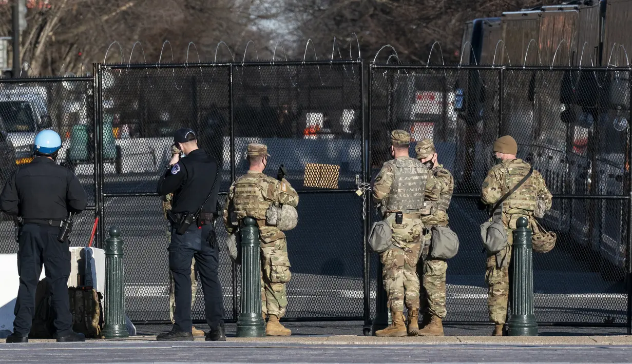 Tentara Pengawal Nasional Michigan dan kepolisian Capitol AS melakukan penjagaan di sekitar gedung Capitol di Washington, Rabu (3/3/2021). Intelijen AS memperingatkan kelompok milisi berencana menerobos Gedung Parlemen AS (Capitol) pada 4 Maret 2021. (AP Photo/J. Scott Applewhite)