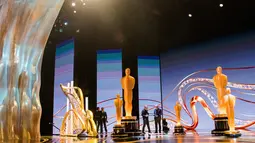 Sejumlah pekerja menata panggung Academy Awards atau Oscar 2019 di Hollywood, California, AS, Sabtu (23/2). Piala Oscar tahun ini merupakan penyelenggaraan Oscar ke-91. (Photo by Charles Sykes/Invision/AP)