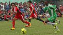 Aksi Makan Konate (hijau) pemain Persib yang turut  dalam liga tarkam di Ciputat ini. (Bola.com/Peksi Cahyo)