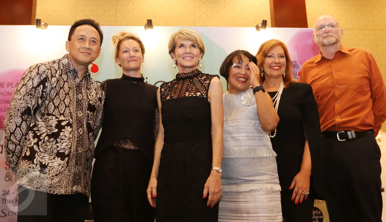 Menlu Australia, Julie Bishop (ketiga kiri) foto bersama dengan Kepala Badan Ekonomi Kreatif, Triawan Munaf  (kiri) saat mengunjungi Jakarta Fashion Week 2017 di Jakarta, Rabu (26/10). (Liputan6.com/Gempur M Surya)