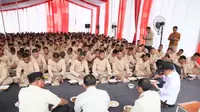 Momen Hangat Mendagri Santap Siang Bersama Praja IPDN di Tengah Misi Kemanusiaan