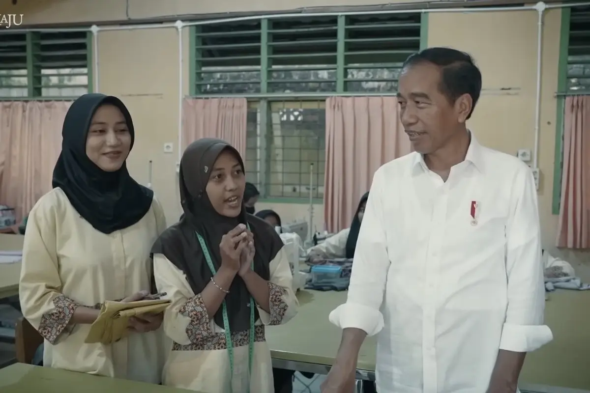 Presiden Joko Widodo (Jokowi) saat mengukur kemeja buatan siswa SMKN 4 Kota Jambi.