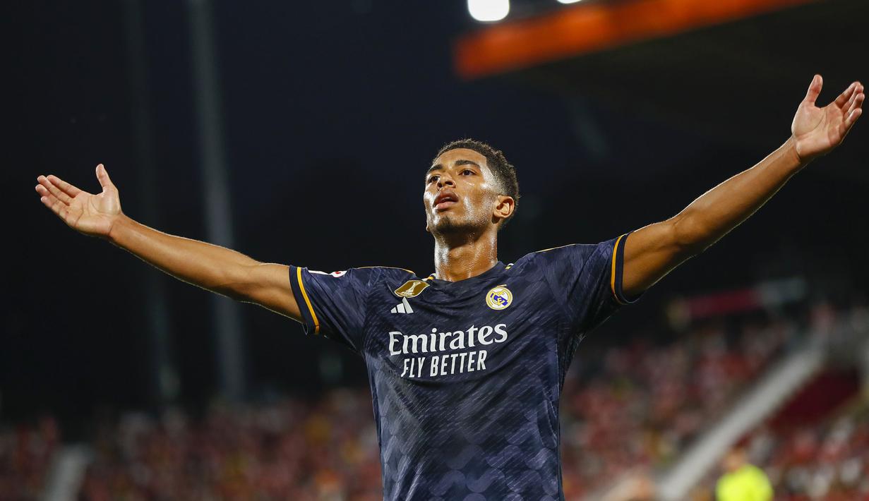 <p>Selebrasi gelandang Real Madrid, Jude Bellingham setelah mencetak gol ketiga timnya ke gawang Girona pada laga pekan ke-8 Liga Spanyol 2023/2024 di Montilivi Stadium, Girona, Spanyol, Sabtu (30/9/2023) malam WIB. (AP Photo/Joan Monfort)</p>