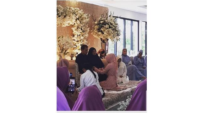 Menjelang pernikahan berbagai persiapan telah dilakukan Citra dan Rezky, termasuk prosesi siraman.