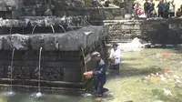 33 Perawan Lakukan Ritual Ruwat di Mata Air Jolotundo Trawas 