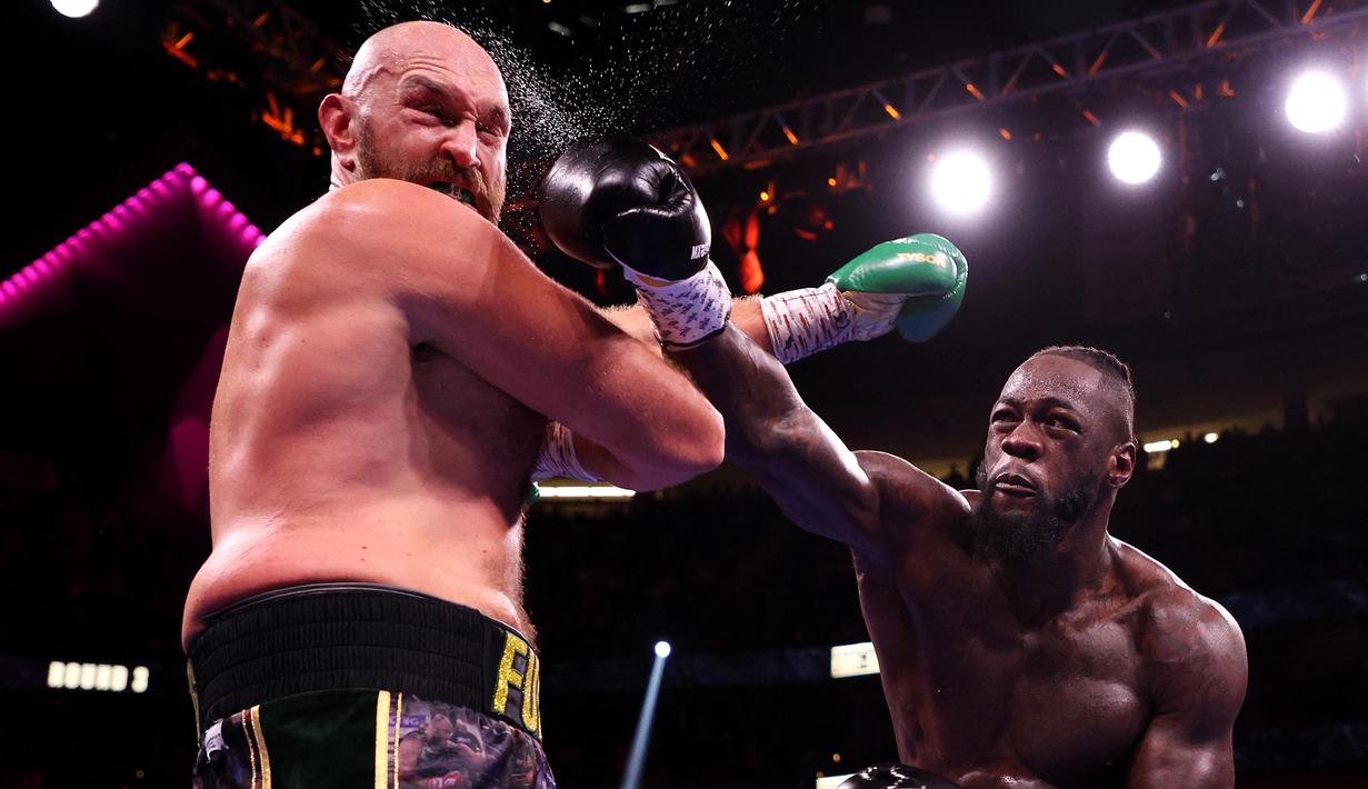 Wilder gantian bikin Fury kelabakan dan terjatuh di ronde empat. Bukan cuma sekali, tapi dalam dua kesempatan. Hanya saja, daya tahan tubuh Fury lebih baik dan mampu bangkit lagi. (AFP via Getty Images/Al Bello)